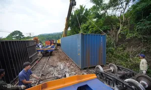 Hiện trường tàu trật bánh đường sắt tê liệt 15 giờ