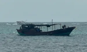 Tàu không có người trôi dạt giữa biển