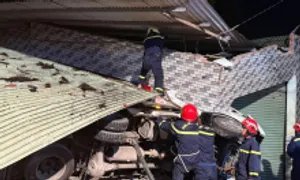 Cảnh sát cưa cửa, nâng tường cứu tài xế mắc kẹt