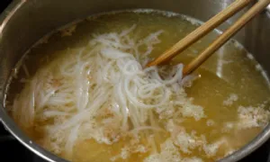 Bún có vị chua ăn được không?