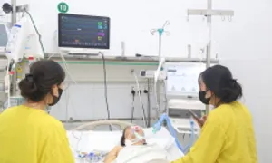 Hai cô gái vĩnh biệt người mẹ chết não hiến tạng ngày cuối năm