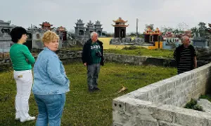 Hướng dẫn viên đưa khách nước ngoài thăm bà đẻ, xem nghĩa trang