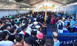 Đông nghịt runner chờ lấy bib trước giờ xuất phát VM Hạ Long 2025