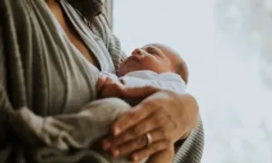 Có bắt buộc phải ghi đủ tên cha, mẹ trên giấy khai sinh?