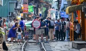 'Đừng lùa khách Tây khỏi phố đường tàu, rất phản cảm' 'Đừng lùa khách Tây khỏi phố đường tàu, rất phản cảm'