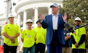 Ông Trump đùa về người nhập cư trong lễ dựng cờ ở Nhà Trắng Ông Trump đùa về người nhập cư trong lễ dựng cờ ở Nhà Trắng
