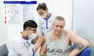 Du khách nước ngoài chọn tiêm vaccine tại Việt Nam Du khách nước ngoài chọn tiêm vaccine tại Việt Nam