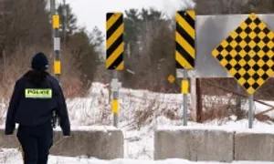 Canada phát hiện 44 người vượt biên trong thùng xe container