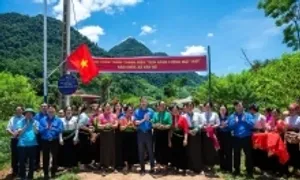 Vingroup lắp tặng 830 cột đèn năng lượng mặt trời cho vùng khó khăn