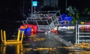 Hàng quán, nhà dân tan hoang trong bão Kajiki