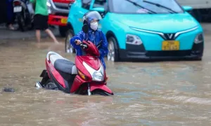 Người Hà Nội bất lực trên đường vì mưa ngập