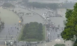 Giao thông Hà Nội hỗn loạn sau mưa lớn