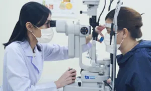 Xóa cận cho người phụ nữ 21 năm đeo kính