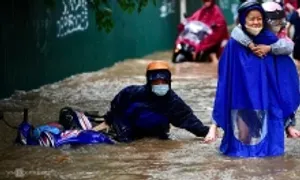 Trường học Hà Nội đồng loạt cho nghỉ vì đường ngập