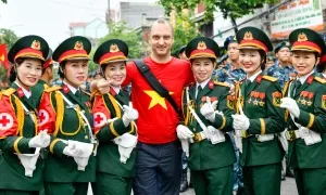 Chàng rể Đức 'nghiện' xem diễu binh Việt Nam Chàng rể Đức 'nghiện' xem diễu binh Việt Nam