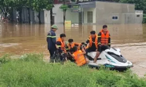Cứu người đàn ông chới với trên dòng lũ xiết
