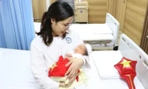 Bé gái chào đời từ phôi thai đông lạnh hơn một thập kỷ