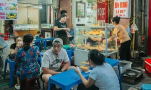 Những quán ăn bình dân trên 30 năm đông kín khách ở Hà Nội