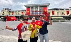 Khách miền Nam đổ ra Hà Nội để 'sống trọn không khí lịch sử'