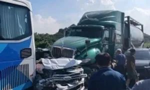 Hai ôtô hư hỏng nặng sau tai nạn liên hoàn trên cao tốc Cao Bồ - Mai Sơn