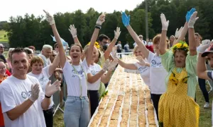 Phá kỷ lục Guinness với dãy bánh táo dài 3 km