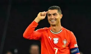 Ronaldo nhận giải 'Cầu thủ hay nhất mọi thời'