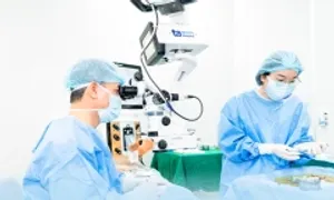 Đục thủy tinh thể sau mổ bong võng mạc có chữa được không?