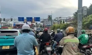 Nhiều người đi xe máy vẫn dừng chắn làn mắt võng 'rẽ phải liên tục'