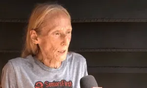 Người phụ nữ cắn pitbull cứu chó cưng