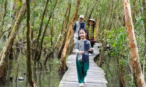 Trải nghiệm 'ngôi làng kháng chiến' ở rừng tràm U Minh Hạ