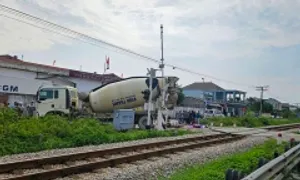 Xe bồn tông hai phụ nữ đi xe máy