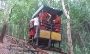 Xe goòng rơi xuống sườn núi, 7 nhà sư tử nạn