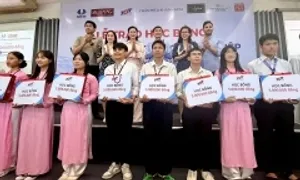 Ông Johnathan Hạnh Nguyễn trao học bổng cho 200 sinh viên khó khăn