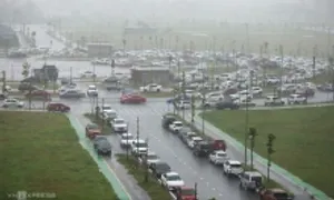 Hàng nghìn người miền Trung đưa ôtô đi tránh bão Bualoi