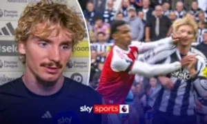 Tiền đạo Newcastle tố bị Gabriel thúc cùi chỏ vào mặt