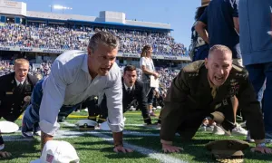 Bộ trưởng Quốc phòng Mỹ tham gia lập kỷ lục hít đất