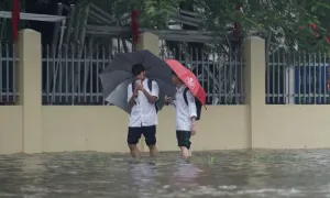 Trường học ở Hà Nội đồng loạt chuyển học online vì lo ngập