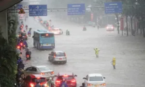 Phố biến thành 'sông' sau trận mưa lớn ở Hà Nội