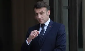 Tình thế ngày càng cô độc của ông Macron giữa bão chính trị