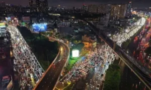 Giao thông rối loạn trong mưa ngập ở TP HCM