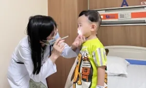 Bé trai nhiễm trùng tiêu hóa