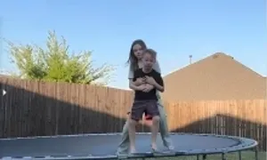 Bé gái 10 tuổi dùng thủ thuật Heimlich cứu em