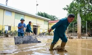 Người dân Bắc Ninh dọn bùn đất sau lũ