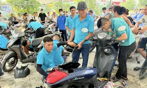 20 thợ Thanh Hóa ra Thái Nguyên sửa xe miễn phí