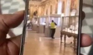 Khoảnh khắc nhóm cướp trộm trang sức ở bảo tàng Louvre