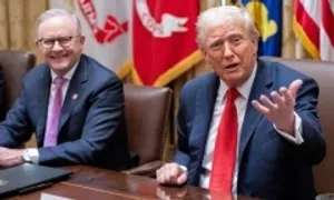 Ông Trump nhắc nhở phóng viên quệt vào gương 400 tuổi