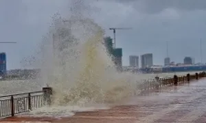 Sóng lớn tràn bờ sông Hàn, làm hư hại vỉa hè
