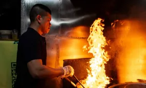 Quán phở đêm đông kín khách ở phố cổ Hà Nội