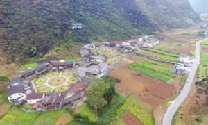 Từ bãi đất lầy thành làng du lịch Pả Vi nổi tiếng thế giới