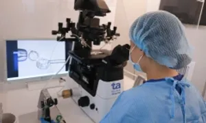 Ba mẹ con cùng mang đột biến gene gây hoại tử khớp háng